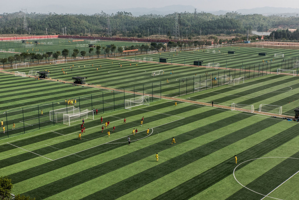 Evergrande, con 48 campos de juego, es el internado de fútbol más grande del mundo. Foto: Gilles Sabrié The New York Times