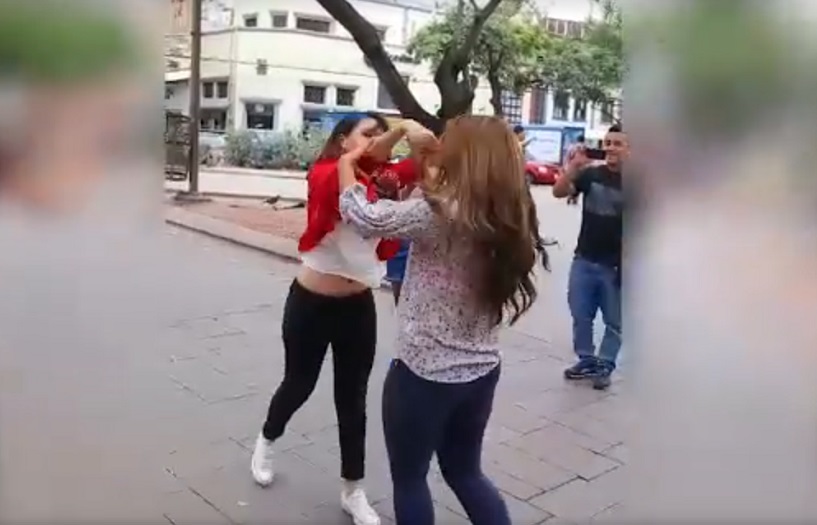 Mujeres-peleando