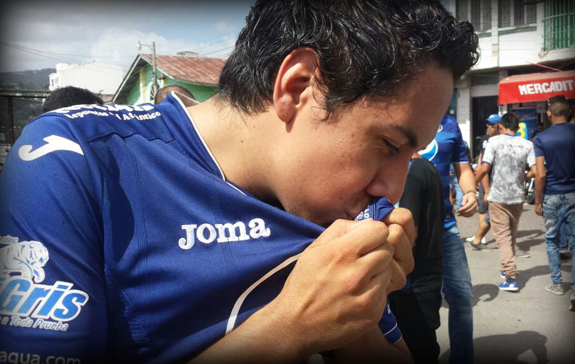 La hinchada azul mantuvo su apoyo casi durante todo el torneo.