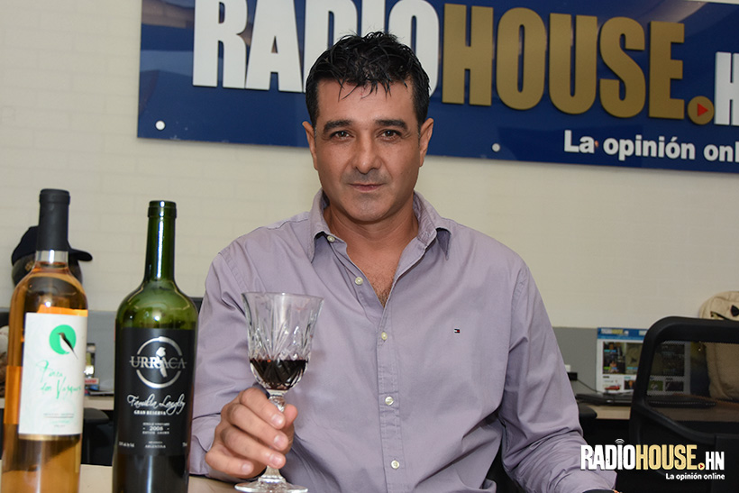 El estratega argentino nos regaló vino de la Finca Don Vásquez... ¡Recomendado!