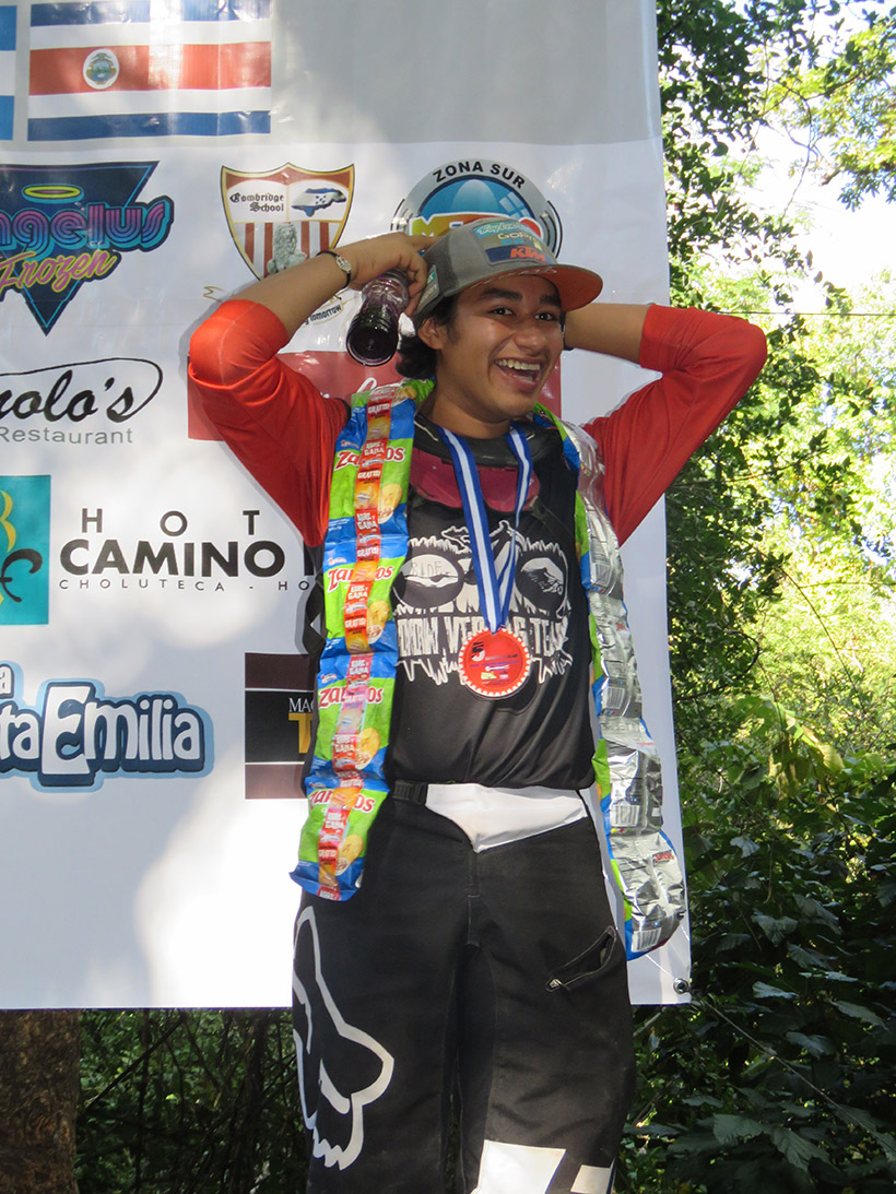 Danel Cardenas celebra el 5to puesto en la Categoría Élite