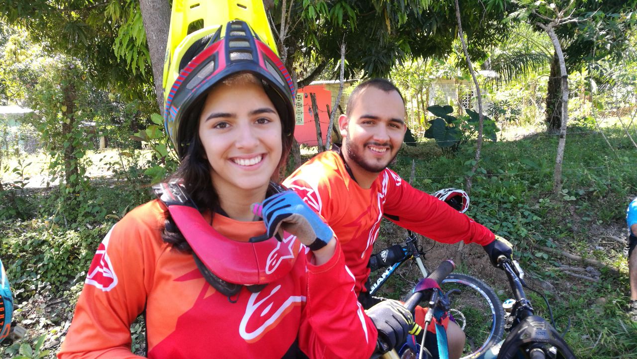 Maria junto a su hermano Diego Montoya
