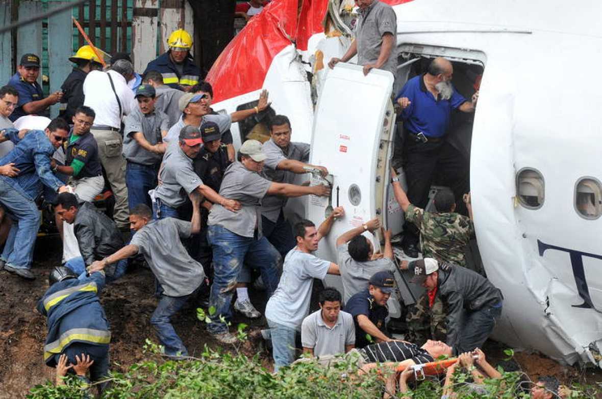 catrachos ayudan accidente taca