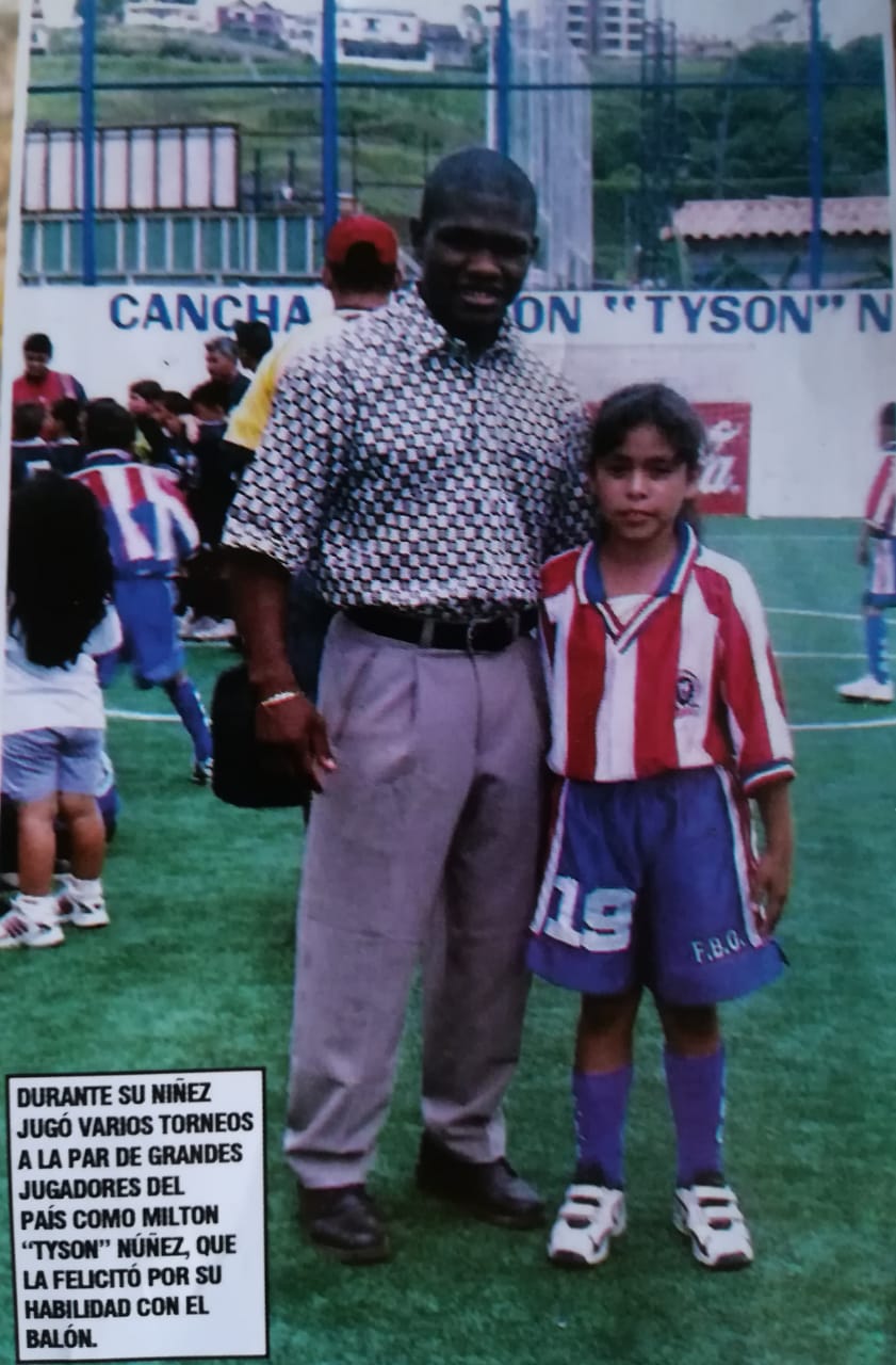 Katherine Rodríguez en su época con Fuerzas Básicas Olimpistas (FBO), junto al delantero “Tyson” Núñez.