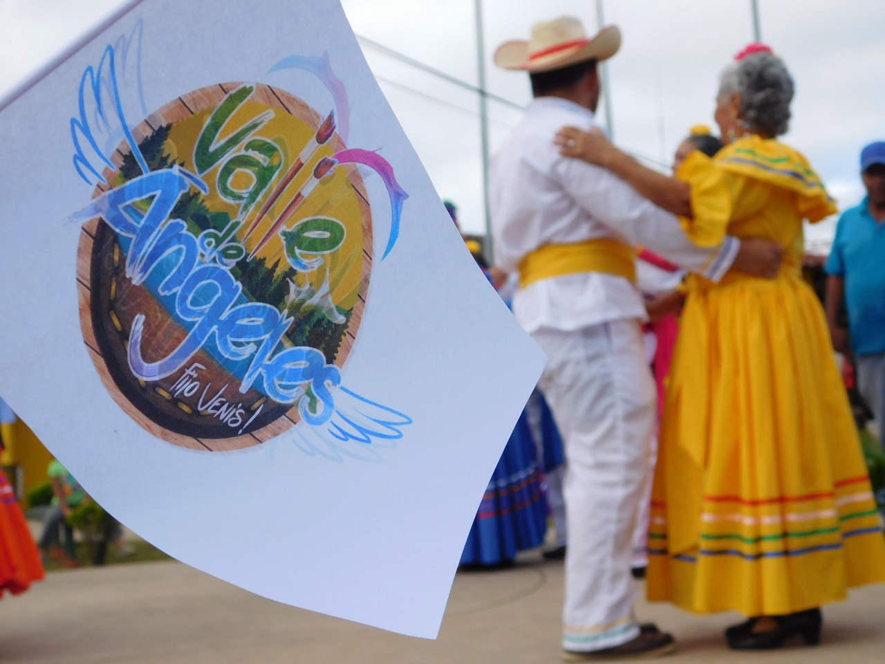 Grupo folclórico de mayores, realiza danza típica.