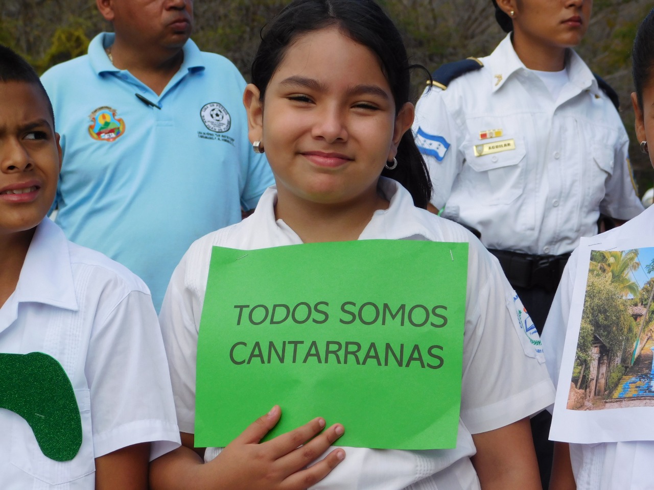 Estudiante de Cantarranas recibiendo a los turistas.