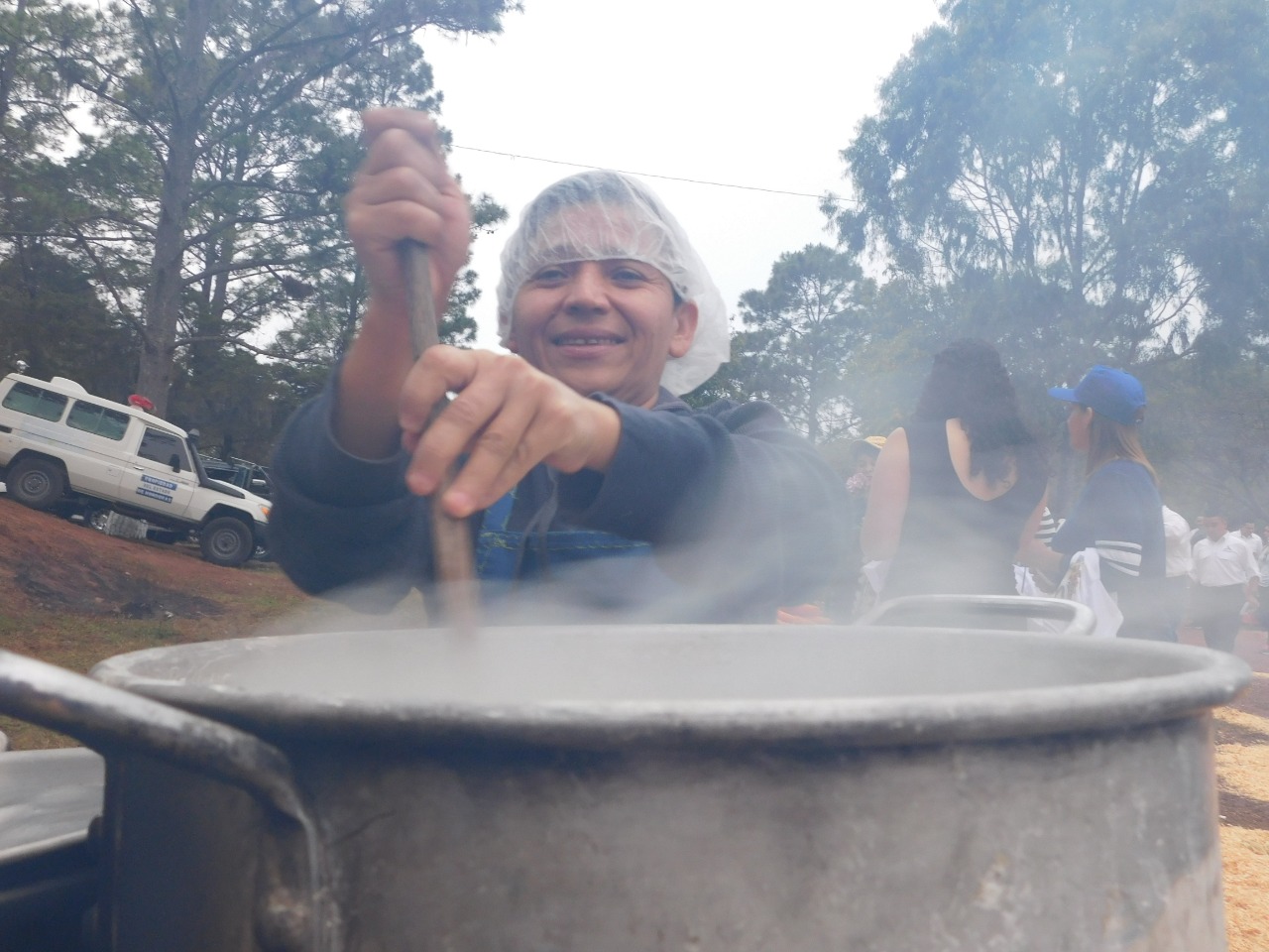 Oriunda de Santa Lucía preparando atol de elote. 