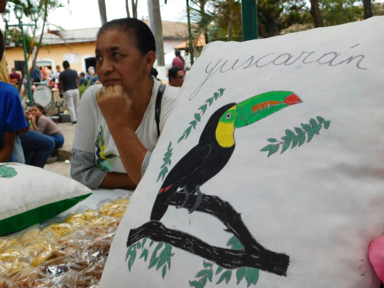 Habitantes de Yuscarán exponiendo sus productos en el parque de dicho lugar.